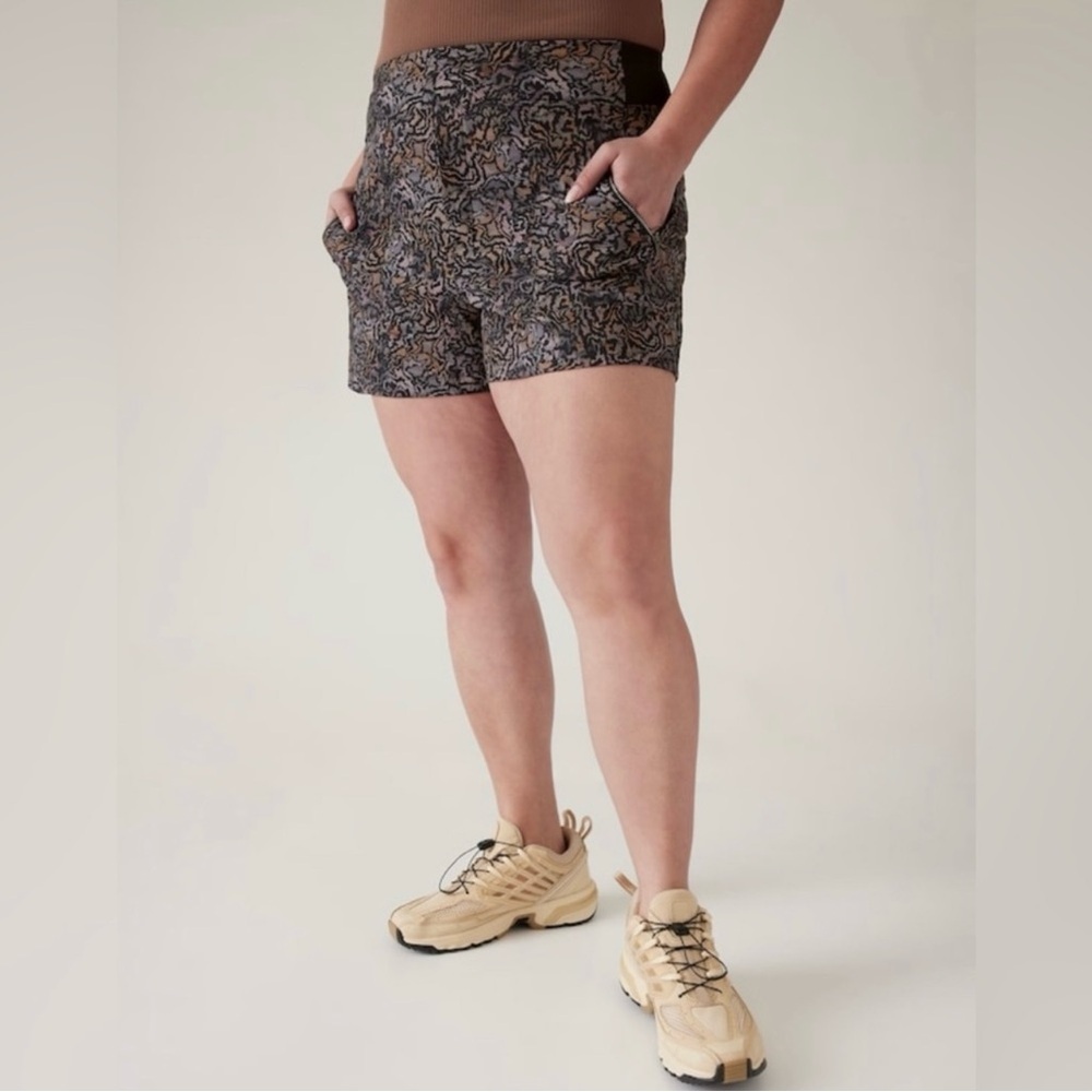 Athleta Women’s Plus Size Trekkie North Black Printed Shorts Size 22 NEW